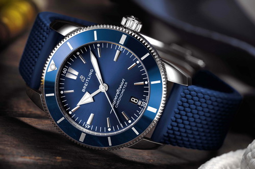 Mit der blauen Breitling »Superocean Héritage II B20 Automatic 44« ist man sowohl unter als auch über dem Wasser stets gut gekleidet. Mit 200 Meter Wasserdichtigkeit könnte sie als Taucheruhr eingesetzt werden, muss sie aber nicht.