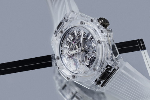 Hublot «Big Bang Tourbillon Power Reserve 5 Days Sapphire»: Weisses, 45 mm Saphirgehäuse, wasserdicht bis zu 30 Meter. Das Hublot-Kaliber HUB6016 mit Tourbillon-Gangregler ist vollkommen transparent. Alle Brücken und Einzelteile – soweit technisch möglich – werden aus Saphir gefertigt. Als Betrachter von aussen bekommt man so den maximalen Durchblick, nichts bleibt dem Auge verborgen. Das ist grosses Kino fürs Handgelenk, limitiert auf 99 Stück. Preis: 168'000 Euro.