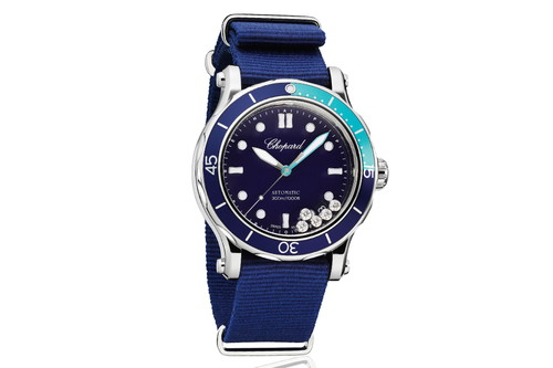 Nomen est omen! Mit der »Happy Ocean« offeriert Chopard eine bis zu 300 Meter wasserdichte Taucheruhr, die zudem richtig chic ist. Fünf Diamanten »tanzen« zwischen den beiden Uhrgläsern oberhalb des Zifferblatts.