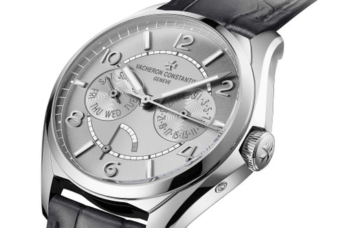 Die Vacheron Constantin «FiftySix» mit Tages-, Datums- und Gangreserveanzeige zeigt dies mit jeweils einem Zeiger. Das Datum und der Wochentag werden mittels Hilfszifferblatt bei «9 Uhr» und «3 Uhr» dargestellt, die Gangreserve mittels einer sektoralen Skala am Zifferblatt bei «6 Uhr». In Stahl kostet sie rund 19'500 CHF, in Rotgold rund 36'600 CHF.