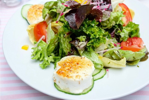 Ziegenfrischkäse wird im Café König serviert.