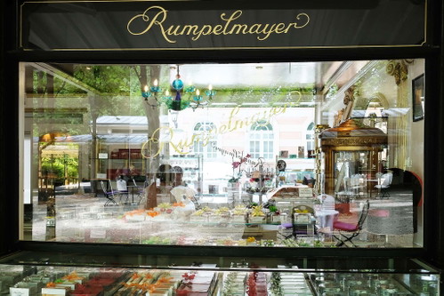 Die Confiserie Rumpelmayer befindet sich direkt im Kurpark