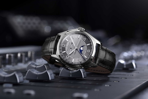 Die Vacheron Constantin «FiftySix» mit Vollkalender zeigt Monat und Tag in Form einer Fensteranzeige, das Datum am Rehaut mittels Zeiger aus der Mitte und die laufende Mondphase mittels einer Präzisionsmondphasenanzeige. In Stahl kostet sie rund 25'800 CHF, in Rotgold rund 40'300 CHF.