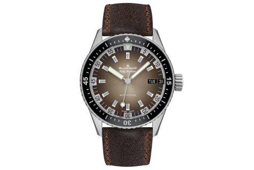 Blancpain Bathyscaphe Jour Date 70‘: Die 1970er standen Pate für den charakteristischen Look des Zifferblattes dieser Taucheruhr. Die Kombination von Wochentag und Datum macht auch heut noch so richtig Sinn. Die Blancpain mit Automatikuhrwerk ist limitiert auf 500 Exemplare und sie wird für 11.780 Euro verkauft.