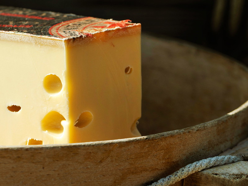 Der Urtyp-Emmentaler ist würzig und kräftig im Geschmack, auf der Zunge äußerst cremig.