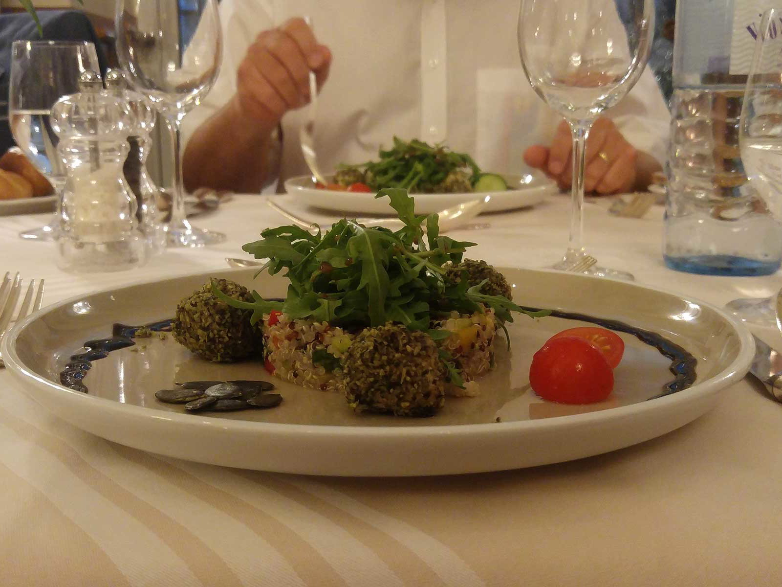 Das FairTrade Menü im Wiener »Hotel Stefanie« beginnt mit einem Quinoa-Salat.