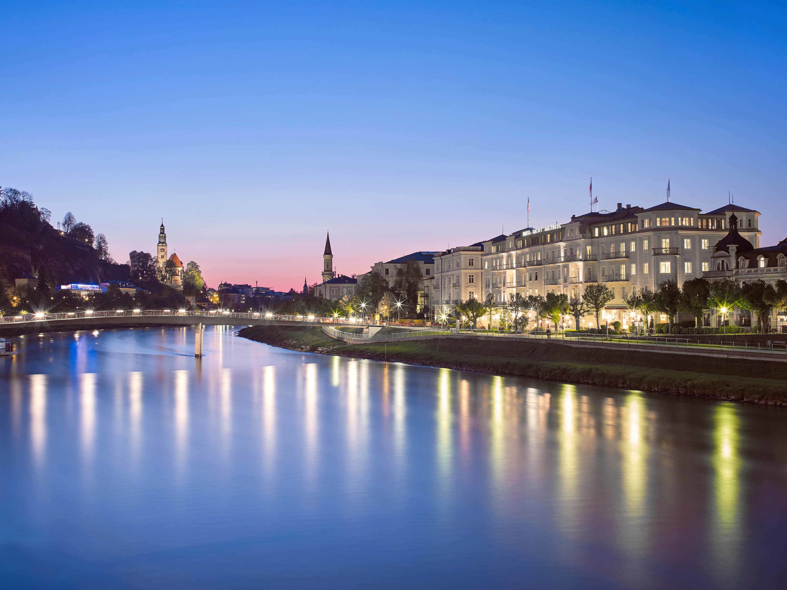 Salzburg bei Nacht.
