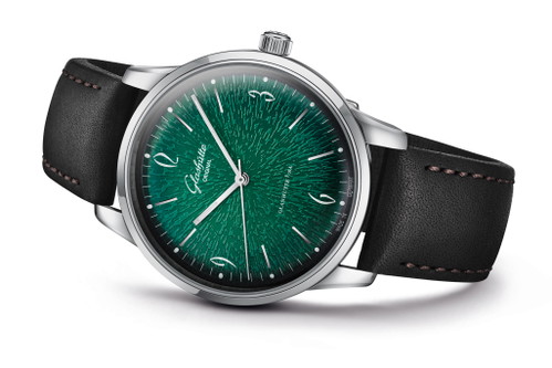Glashütte Original Sixties: Nomen est Omen! Ja, dieses Modell mit Automatikuhrwerk datiert aus den 1960er-Jahren. Neu aufgelegt erfreuen es sich innerhalb der Glashütte Original-Kollektionen seit Jahren grosser Beliebtheit. Mit grünem Zifferblatt gab es die «Sixties» bis dato noch nicht. Preis: 6.400 Euro