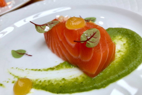Kanadischer Lachs sous vide, Erbsen-Minz-Creme, Zitrus Gel und Kresse.