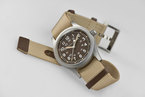 Hamilton Khaki Field Mechanical: Das ist die Neuauflage einer Uhr gefertigt in den 1940er-Jahren für die Amerikanische Armee. Mit einem Durchmesser von 38 mm fällt die Hamilton zudem relativ klein aus und sieht somit nochmals authentischer aus. Zuverlässiger Motor ist auch hier ein Automatikuhrwerk. Preis: 420 Euro