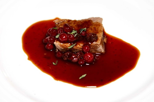 Das Ergebnis: glacierte Kalbszunge auf fermentierten Preiselbeeren und Gemüsesud.