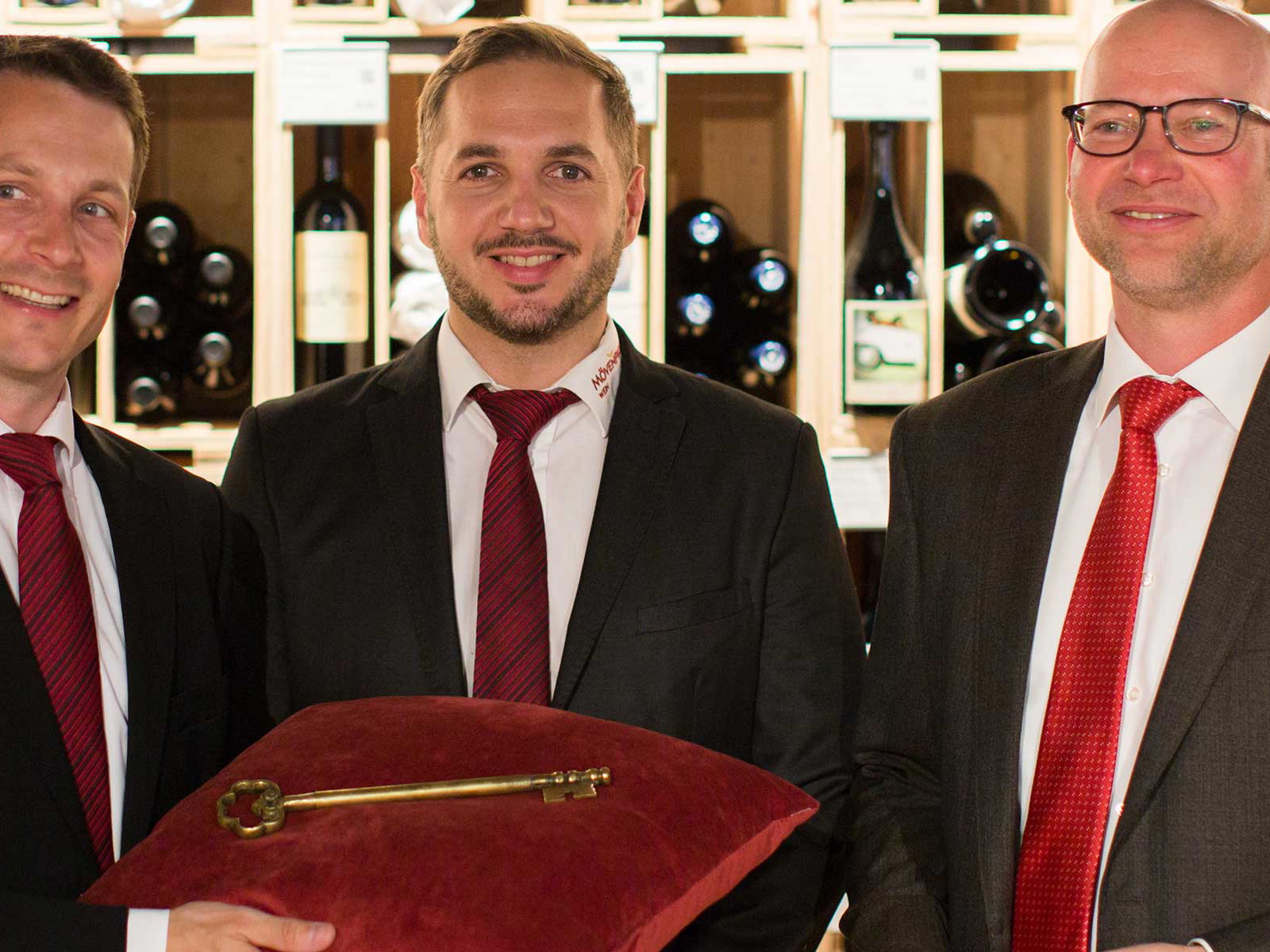 Dominik Brändli, Stv. Leiter Privatkundengeschäft, Weinkeller Geschäftsführer Romain Esnault und Urs Bucher, CFO Mövenpick Schweiz AG