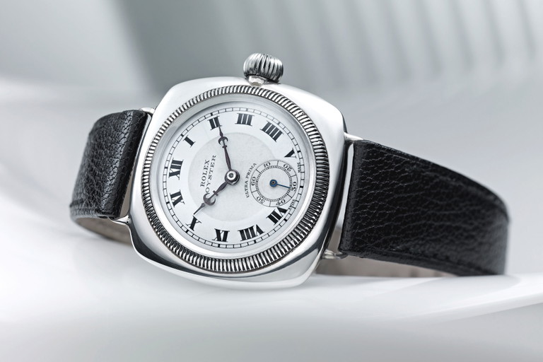 Als Mercedes Gleitze im Jahr 1927 den Ärmelkanal durchschwamm, trug sie eine wasserdichte Rolex »Oyster«. Die Gehäuse­kon­struktion von damals lässt bereits zwei Dichtungen und eine verschraubte Krone erkennen. Rolex-Gründer Hans Wilsdorf bewarb die Leistung seiner »Oyster« damals auf der Titelseite der »Daily Mail«.