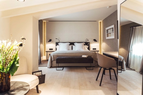 Das Hotel befindet sich in einem alten Stadtpalais, das zu einem luxuriösen 5-Sterne-Hotel umgebaut und sorgfältig mit zahlreichen Details ausgestattet wurde.