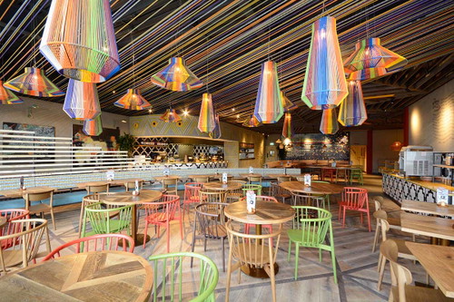 Nando's: eine britische Restaurantkette mit »funky lighting«.