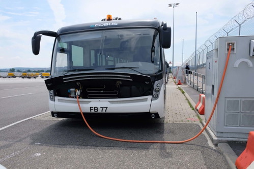 Mit Strom wird am Flughafen Stuttgart getankt.