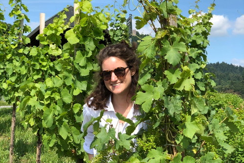 Eva Fischer in den Weinbergen vor Baden-Baden.