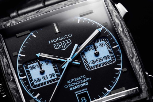 TAG Heuer »Monaco Bamford«. Das Gehäuse wird aus Karbon gefertigt. Jede Uhr ist somit ein Unikat, selbst wenn es sich stets um die eine legendäre »Monaco« handelt. Preis: 7350 Euro.