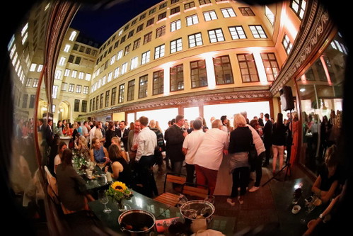 Der gefüllte Innenhof des »Ludwig 8« bei dem Opening-Event.