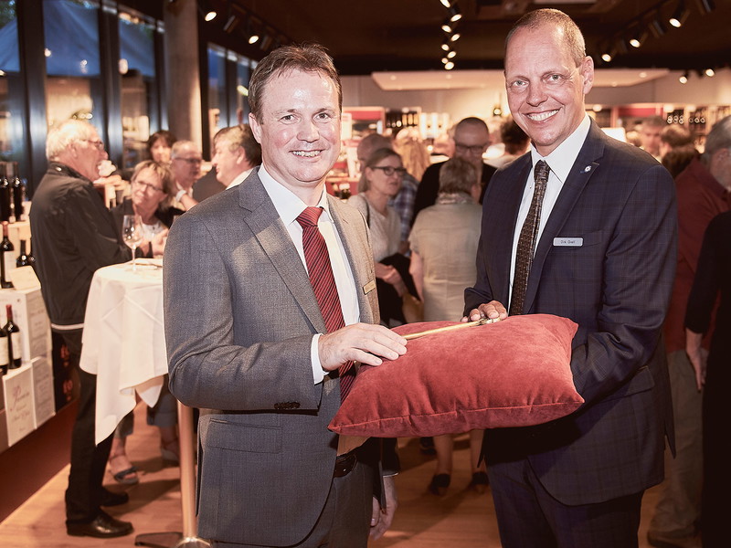 Symbolische Schlüsselübergabe: Mövenpick Weinkeller Heimberg Geschäftsführer Markus Fuhrer mit Dirk Grell, Leiter Privatkundengeschäft Mövenpick Schweiz AG.