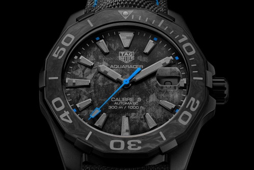 TAG Heuer »Aquaracer Carbon Edition« mit Kontrastfarbe Blau. Preis: 3700 Euro.