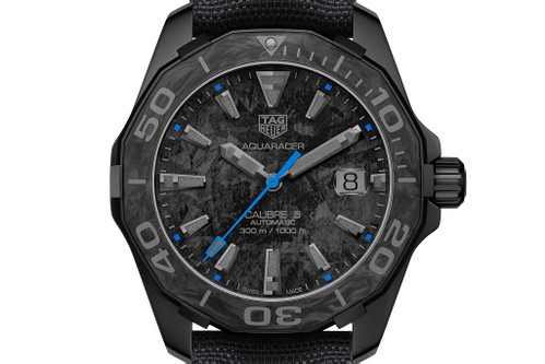 TAG Heuer »Aquaracer Carbon Edition« mit Kontrastfarbe Blau. Preis: 3700 Euro.