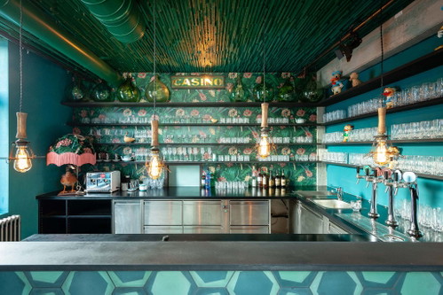 Die Bar im Mezzanin. Das gesamte Lokal ist im Farbton »Marrs Green« gehalten. 