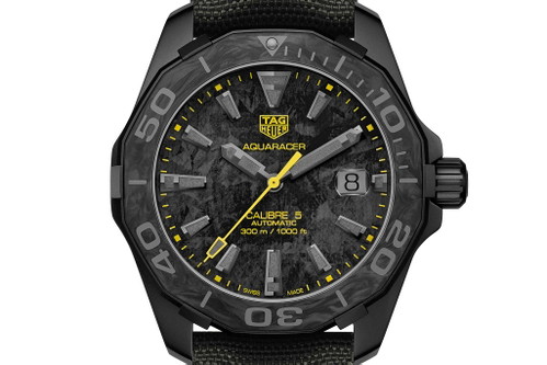 TAG Heuer »Aquaracer Carbon Edition« mit Kontrastfarbe Gelb. Preis: 3700 Euro.
