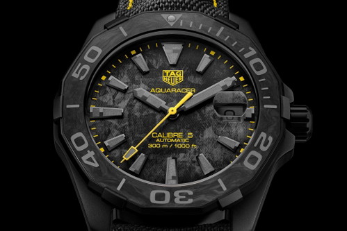 TAG Heuer »Aquaracer Carbon Edition« mit Kontrastfarbe Gelb. Preis: 3700 Euro.