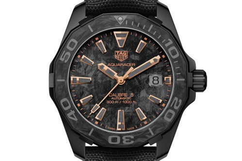 TAG Heuer »Aquaracer Carbon Edition« mit Kontrastfarbe Roségold. Preis: 3700 Euro.