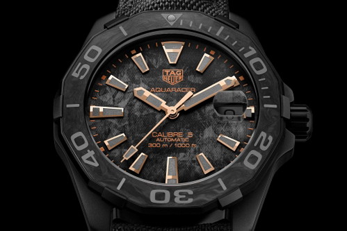 TAG Heuer »Aquaracer Carbon Edition« mit Kontrastfarbe Roségold. Preis: 3700 Euro.