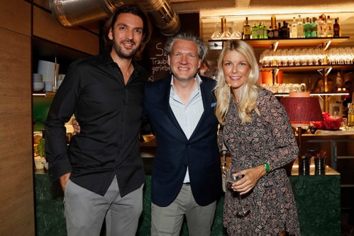 Filmproduzent Max Wiedemann mit Florian Spitta und Moderatorin Tina Kaiser.
