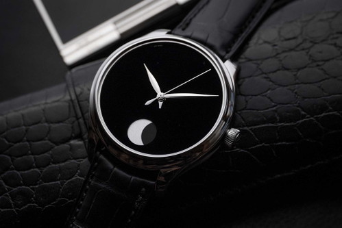 &nbsp;
&nbsp;
&nbsp;
&nbsp;
&nbsp;
&nbsp;
&nbsp;
&nbsp;
&nbsp;
&nbsp;
&nbsp;
&nbsp;
&nbsp;
&nbsp;
&nbsp;
&nbsp;
&nbsp;
&nbsp;
&nbsp;
H. Moser &amp; Cie. »Endeavour Perpetual Moon Concept« im Stahlgehäuse: Das Zifferblatt ist mit Vantablack® beschichtet. Das
ultraschwarze Vantablack® wird zur Beschichtung von Teleskopen und zur
thermischen Tarnung von Militärgerät verwendet. Preis: 33.500 Euro.
&nbsp;
&nbsp;
&nbsp;
&nbsp;
&nbsp;
&nbsp;
&nbsp;
