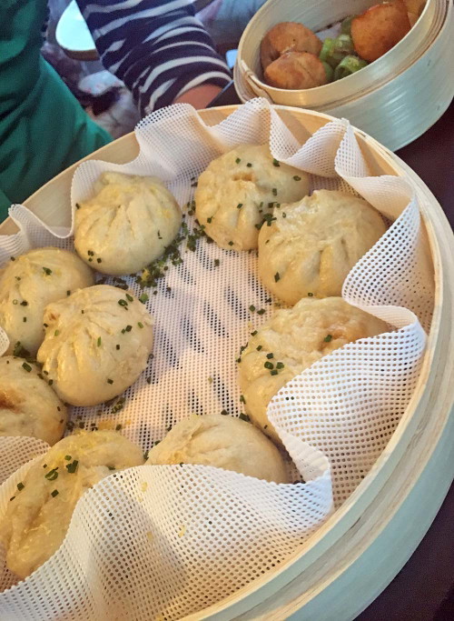 Baozi mit Grammeln und Anans gefüllt.