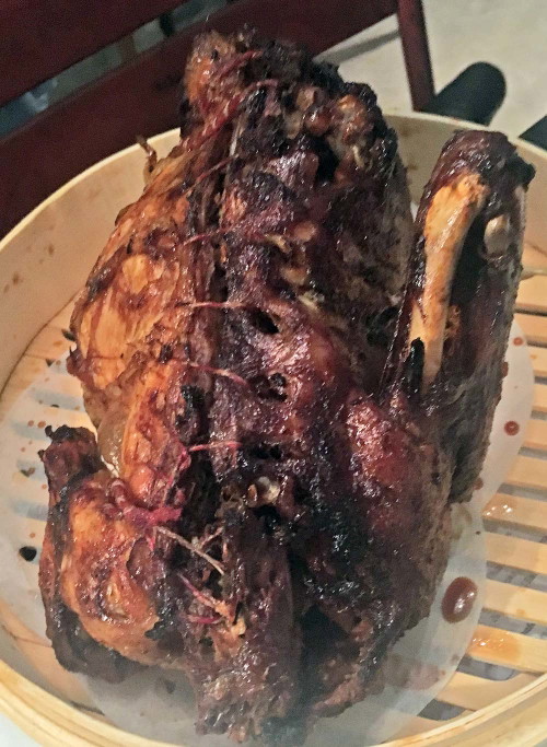 Optisch keine Augenweide, dafür geschmacklich überzeugend: die »What the Duck« – halb Huhn, halb Ente.