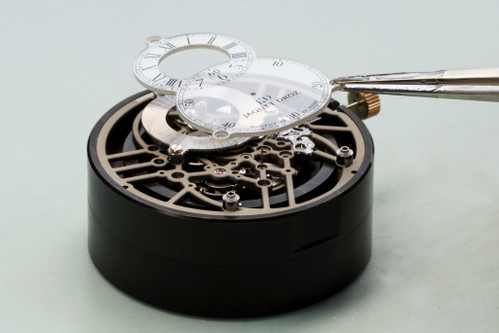 Das Zifferblatt der Jaquet Droz «Grande Seconde Skelet-One» wird aus Saphir gefertigt.