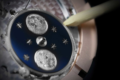 Die aufwendig und sorgsam gravierte Mondscheibe für die Jaquet Droz «Grande Seconde Moon» im Weißgoldgehäuse.&nbsp;
&nbsp;
&nbsp;
&nbsp;
&nbsp;
&nbsp;
&nbsp;