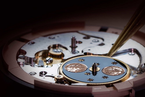 Die aufwendig und sorgsam gravierte Mondscheibe für die Jaquet Droz «Grande Seconde Moon» im Rotgoldgehäuse.