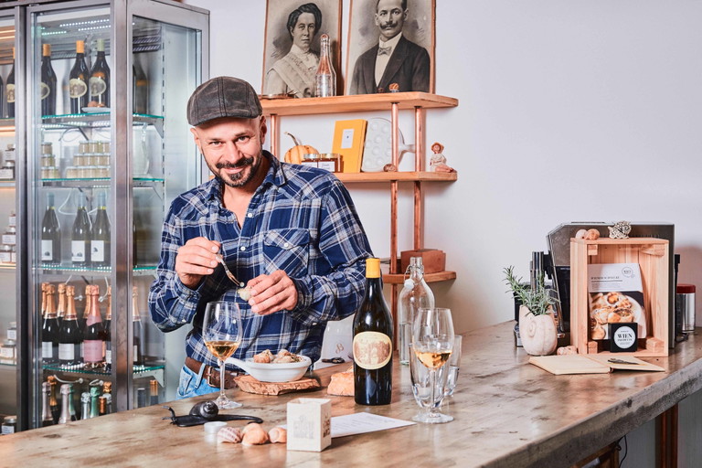 Andreas Gugumuck genießt seine Wiener Schnecken.