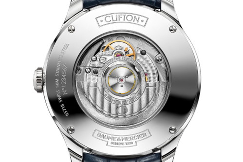 Rückseite der Baume &amp; Mercier Clifton mit Vollkalender mit Mondphasenanzeige.