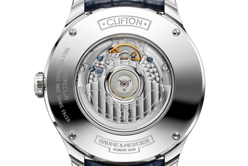 Rückseite der Baume &amp; Mercier Clifton mit Gangreserve, Anzeige für den Tag und retrograde Datumsanzeige.