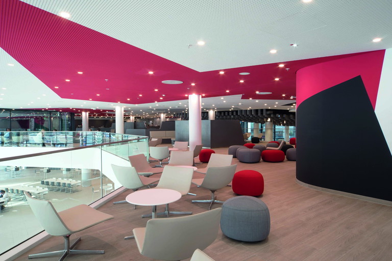 Bistrotische und gemütliche Sitzkissen erzeugen einen Wohlfühl-Loungebereich.