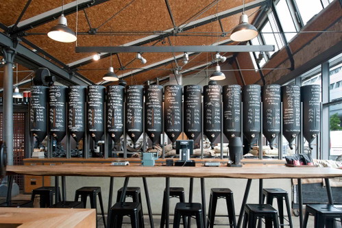 Große Auswahl kann auch überfordern. Für die neue Kaffeewelt unentbehrlich sind daher Baristi, die, ähnlich wie Sommeliers beim Wein, erklären und vermitteln.
