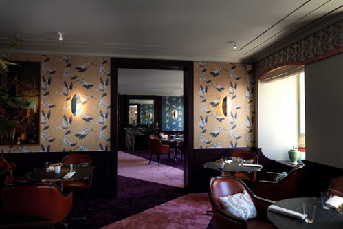 Der renovierte Gastraum zitiert Designelemente der Kolonialzeit, etwa den Chinoiserie-Look.&nbsp;