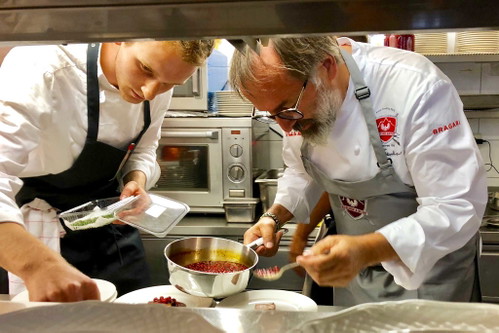 Norbert Niederkofler (St. Hubertus, Rosa Alpina, Südtirol) richtet sein Gericht&nbsp;an.