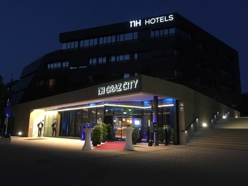Das Hotel bei Nacht.