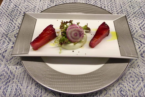 Mousse aus Meerrettich, Alpenlachs, der 48 Stunden im Rote Bete Saft eingelegt wurde, Urwaldpfeffer und Zitronenöl.