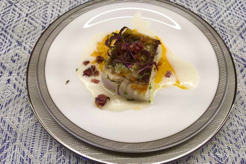 Gebratener Zander auf Szegediner Kraut mit frischem Paprikasaft, Speck und Buttersauce.