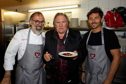 Norbert Niederkofler und Nenad&nbsp;Mlinarevic (r.) mit Depardieu.