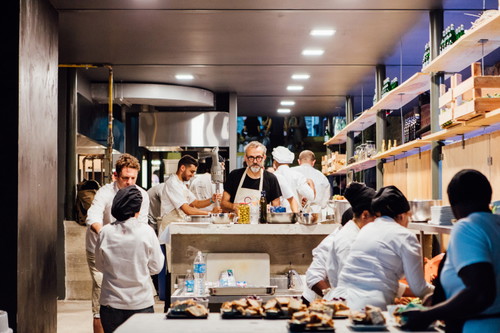 Massimo Bottura während seiner Arbeit im »Refettorio«.